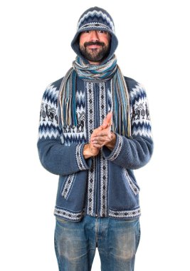 Adam alkış kış giysileri ile