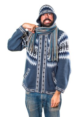 Adam ateş ile kış giysileri ile