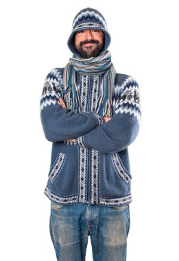 Adam kollarını ile kış giysileri ile geçti