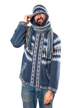 Kış giysileri ile sinirli adam