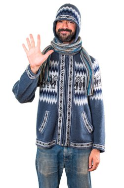 Adam beş sayma kış giysileri ile