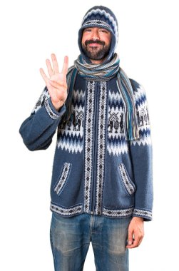 Adam dört sayma kış giysileri ile