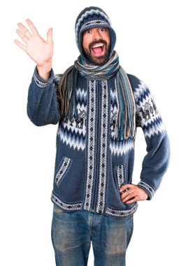 Adam selamlayan kış giysileri ile