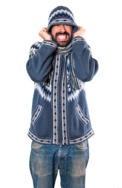 Adam onun kulaklarını kapsayan kış giysileri ile