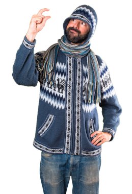 Adam küçük işareti yapma kış giysileri ile