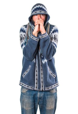 Adam yalvaran kış giysileri ile