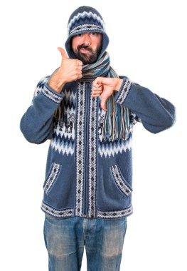 Adam iyi-kötü işaret yapma kış giysileri ile