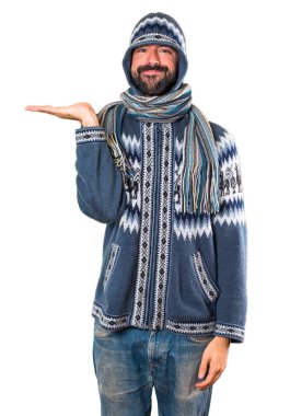 Adam bir şey tutan kış giysileri ile