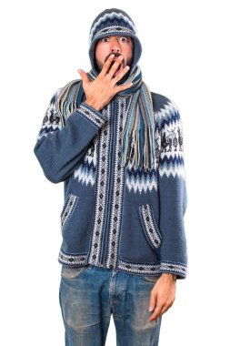 Adam kış giysileri sürpriz jest yapma ile