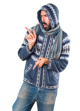 Adam dans kış giysileri ile