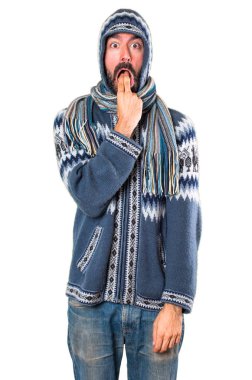 Adam kış giysileri kusma jest yapma ile