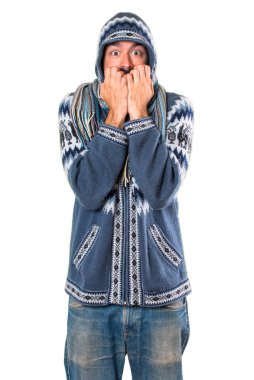 Kış giysileri ile korkmuş bir adamım