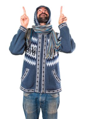 Adam yukarıyı kış giysileri ile