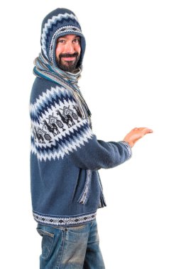 Adam bir şey sunmak kış giysileri ile