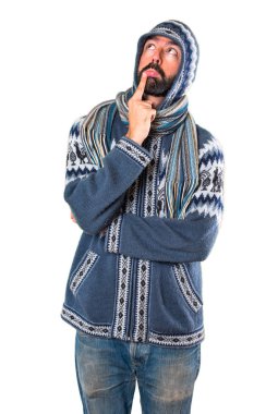 Kış giysileri şüpheleri olan adam