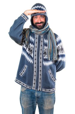 Adam bir şey gösterilen kış giysileri ile