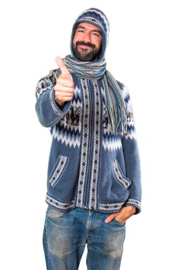 Kış giysileri başparmak ile olan adam