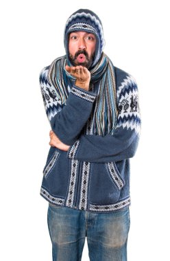 Adam bir öpücük gönderme kış giysileri ile