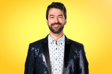 Renkli arka plan üzerinde ceket ile mutlu adam