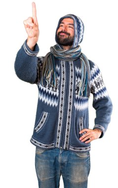 Adam şeffaf ekranda dokunmadan kış giysileri ile