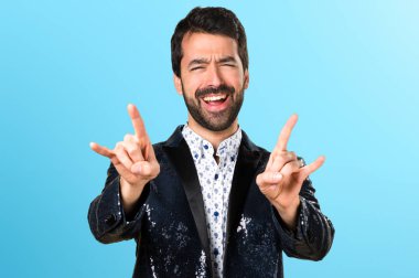 Ceket yapmak boynuz jest renkli arka plan üzerinde olan adam