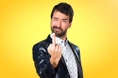 Ceket yapmak boynuz jest renkli arka plan üzerinde olan adam