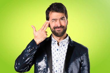 Ceket yapmak intihar jest renkli arka plan üzerinde olan adam