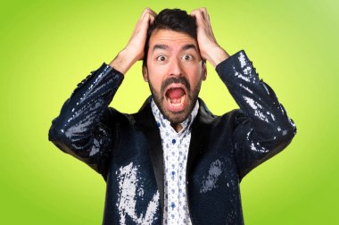 Renkli arka plan üzerinde ceket ile sinirli adam