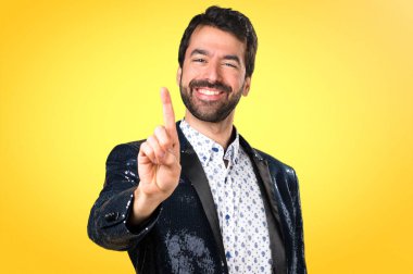 Adam bir renkli arka plan üzerinde sayma ceket ile