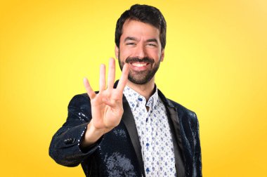 Adam dört renkli arka plan üzerinde sayma ceket ile