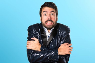 Adam renkli arka plan üzerinde buz gibi ceket ile