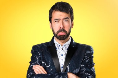 Renkli arka plan üzerinde ceket ile üzgün adam