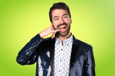 Ceket yapmak telefon jest renkli arka plan üzerinde olan adam