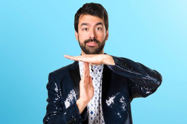 Ceket yapmak zaman aşımı jest renkli arka plan üzerinde olan adam