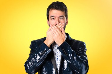 Adam ağzını renkli arka plan üzerinde kapsayan ceket ile