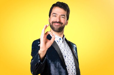 Adam renkli arka plan üzerinde oturum tamam yapma ceket ile