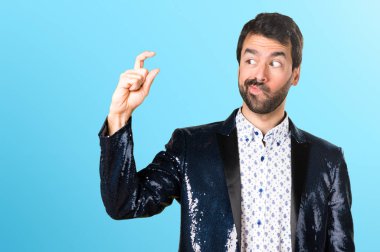 Adam küçük işareti renkli arka plan üzerinde yapma ceket ile