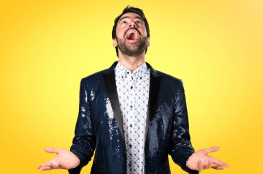 Adam renkli arka plan üzerinde yalvaran ceket ile