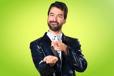 Adam bir şey renkli arka plan üzerinde tutan ceket ile