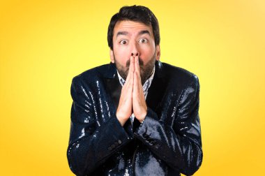 Adam renkli arka plan üzerinde yalvaran ceket ile