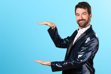 Adam bir şey renkli arka plan üzerinde tutan ceket ile