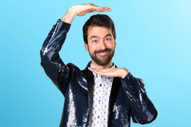 Renkli arka plan üzerinde ceket ile mutlu adam