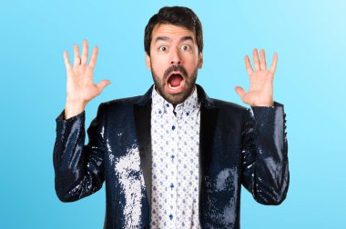 Ceket yapım sürpriz jest renkli arka plan üzerinde olan adam