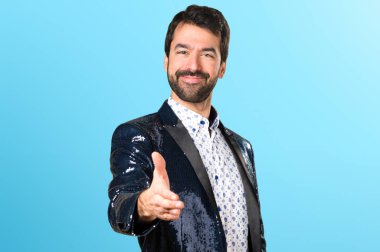 Ceket bir renkli arka plan üzerinde anlaşma ile adam