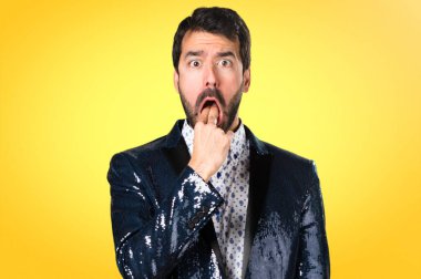 Adam renkli arka plan üzerinde kusma jest yapma ceket ile