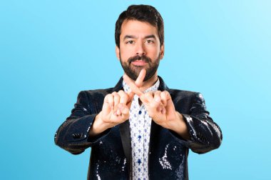 Adam renkli arka plan üzerinde hiçbir jest yapma ceket ile