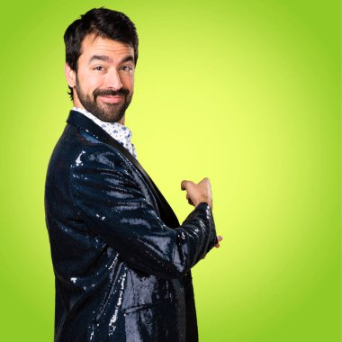 Ceketi geri renkli arka plan üzerinde işaret eden adamla