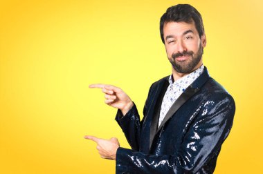 Ceket lateral renkli arka plan üzerinde işaret eden adamla