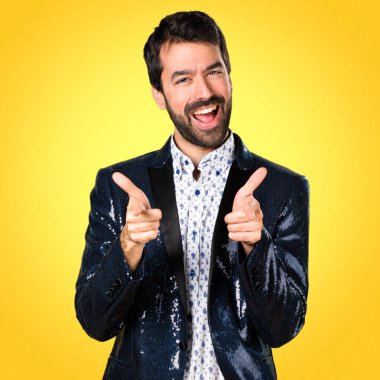 Adam açık renkli arka plan üzerinde gösteren ceketi ile