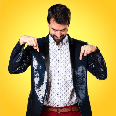 Ceket renkli arka plan üzerinde aşağıyı ile adam